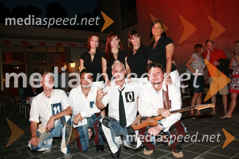 Skupina Sons in plesalke30. festival Melodij morja in sonca, 2. polfinalni večer