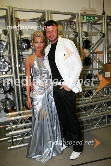 Lucija Gubenšek, voditeljica in Robert Roškar, voditelj in moderator na Radiu Aktual30. festival Melodij morja in sonca, 1. polfinalni večer