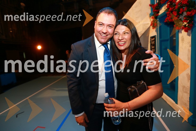  Jug Radivojević, režiser;  Milena Vasić, igralkaMamma Mia, slovenska VIP zasedba na premieri v Beogradu