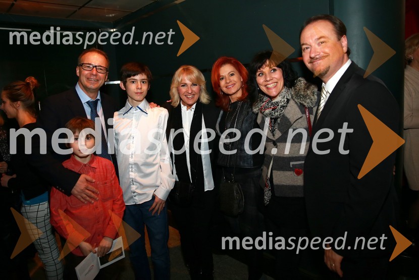  Maya Franko;  Jure  Franko, nekdanji smučar;  Aiden Franko;  Alenka Godec, pevka;  Simona  Vodopivec Franko, voditeljica;  Damjana Golavšek, pevka;  Patrik Greblo, dirigentMamma Mia, slovenska VIP zasedba na premieri v Beogradu