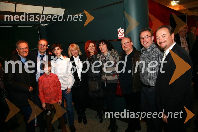  Čarli Novak, glasbenik;  Jure  Franko, nekdanji smučar;  Maya Franko;  Aiden Franko;  Alenka Godec, pevka;  Simona  Vodopivec Franko, voditeljica;  Damjana Golavšek, pevka;  Gojmir Lešnjak Gojc, igralec;  Marjan Bunič, pevec, voditelj, Radio Ognjišče;  Patrik Greblo, dirigentMamma Mia, slovenska VIP zasedba na premieri v Beogradu