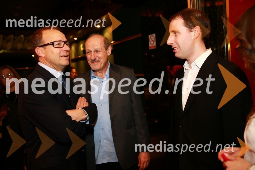  Jure  Franko, nekdanji smučar;  Aleksander Đaja, direktor, beograjsko Gledališče na Terezijah;  ... Mamma Mia, slovenska VIP zasedba na premieri v Beogradu
