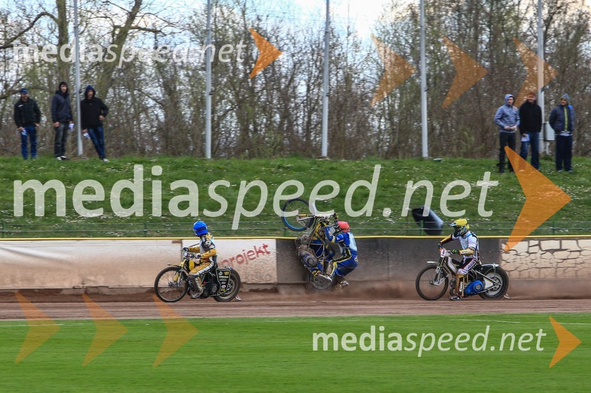  Jurica Pavlic, speedwayist (SK Unia Donji Kraljevec);  Matic Voldrih, speedwayist (AMTK Ljubljana);  Paco Castagna, speedwayist (Italija)Padec Matica Voldriha na dirki za DP v speedwayu