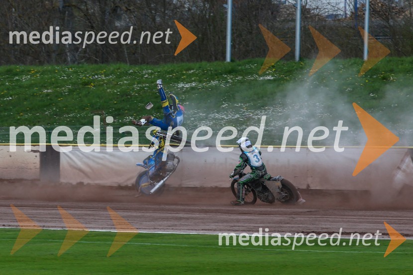  Matic Voldrih, speedwayist (AMTK Ljubljana);  Žiga Kovačič, speedwayistPadec Matica Voldriha na dirki za DP v speedwayu