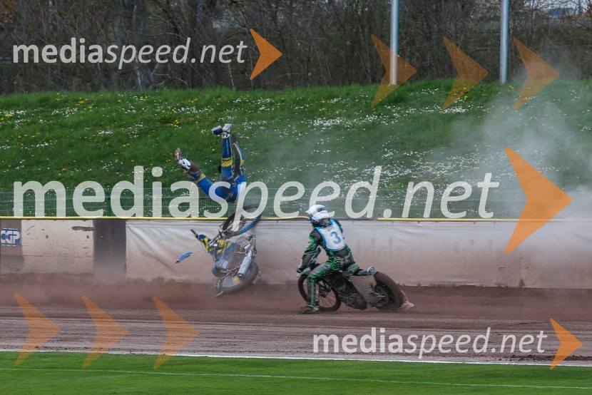  Matic Voldrih, speedwayist (AMTK Ljubljana);  Žiga Kovačič, speedwayistPadec Matica Voldriha na dirki za DP v speedwayu