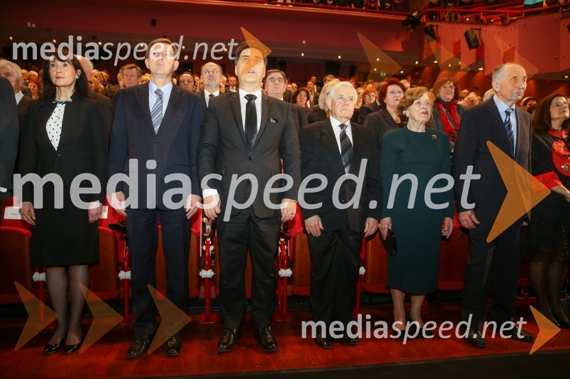  Tanja Pečar, odvetnica; prof. dr. Miro Cerar, predsednik vlade Republike Slovenije;  Mitja Bervar, predsednik Državnega sveta Republike Slovenije;  Milan Kučan, nekdanji predsednik Republike Slovenije;  Štefka Kučan;  Ivan Oman, slovenski politik, poslanec in kmetDržavna proslava in slavnostna seja ob 25. obletnici prvih svobodnih večstrankarskih volitev