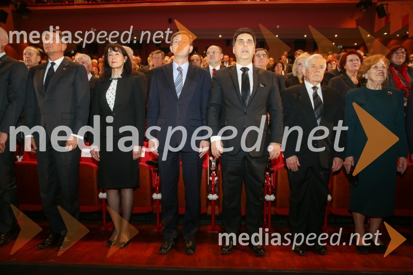  Borut Pahor, predsednik Republike Slovenije;  Tanja Pečar, odvetnica; prof. dr. Miro Cerar, predsednik vlade Republike Slovenije;  Mitja Bervar, predsednik Državnega sveta Republike Slovenije;  Milan Kučan, nekdanji predsednik Republike Slovenije;  Štefka KučanDržavna proslava in slavnostna seja ob 25. obletnici prvih svobodnih večstrankarskih volitev