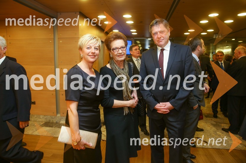 dr. Rosvita Pesek, novinarka, voditeljica;  Elza Budau, pevka; dr. Mitja Ferenc, zgodovinarDržavna proslava in slavnostna seja ob 25. obletnici prvih svobodnih večstrankarskih volitev