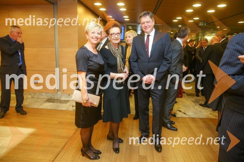dr. Rosvita Pesek, novinarka, voditeljica;  Elza Budau, pevka; dr. Mitja Ferenc, zgodovinarDržavna proslava in slavnostna seja ob 25. obletnici prvih svobodnih večstrankarskih volitev