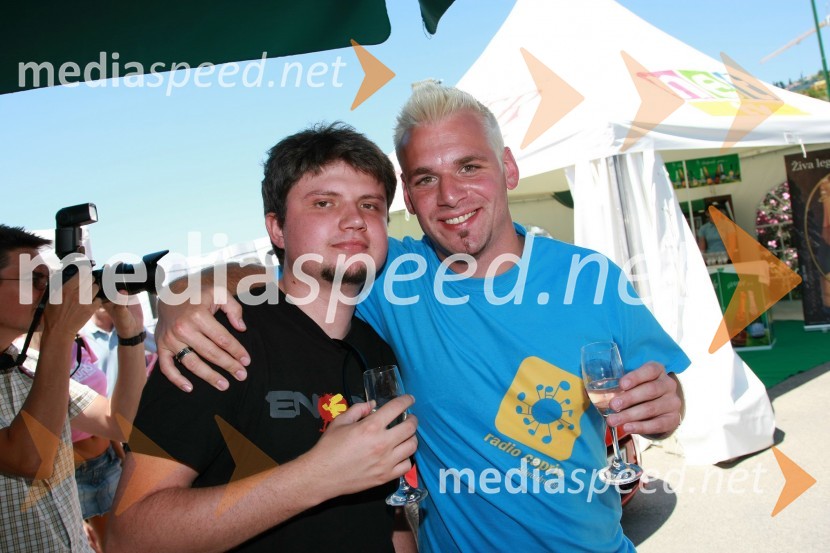 ... in Iztok Gustinčič - Gusti, pevec skupine Sons30. festival Melodij morja in sonca, finalni večer