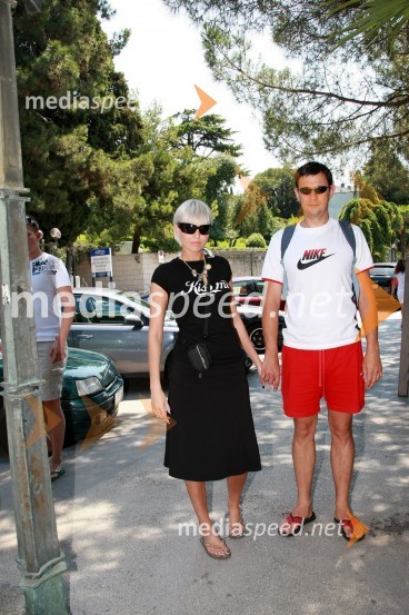 Monika Pučelj, pevka in njen fant GregaMonika Pučelj, pevka na plaži v Portorožu
