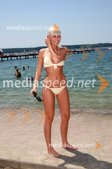 Monika Pučelj, pevkaMonika Pučelj, pevka na plaži v Portorožu