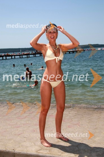 Monika Pučelj, pevkaMonika Pučelj, pevka na plaži v Portorožu