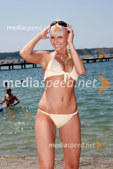 Monika Pučelj, pevkaMonika Pučelj, pevka na plaži v Portorožu