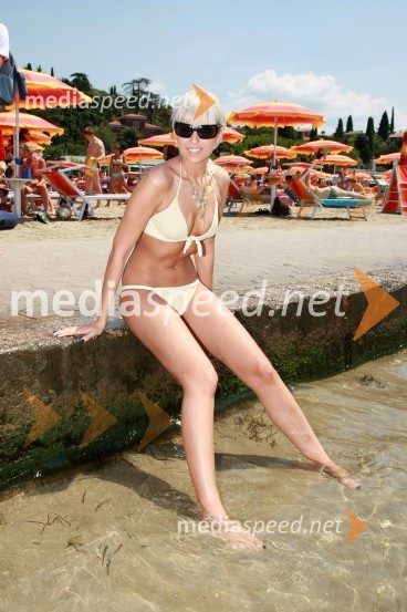 Monika Pučelj, pevkaMonika Pučelj, pevka na plaži v Portorožu