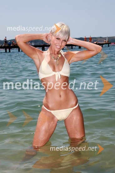 Monika Pučelj, pevkaMonika Pučelj, pevka na plaži v Portorožu