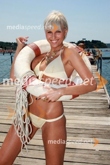 Monika Pučelj, pevkaMonika Pučelj, pevka na plaži v Portorožu