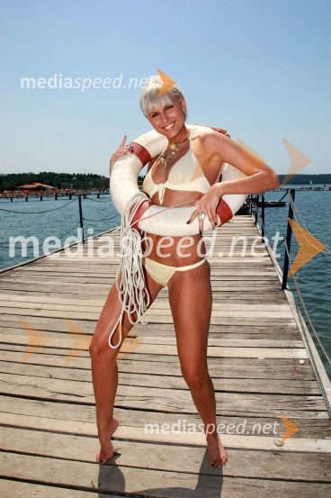 Monika Pučelj, pevkaMonika Pučelj, pevka na plaži v Portorožu