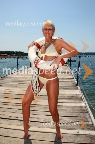 Monika Pučelj, pevkaMonika Pučelj, pevka na plaži v Portorožu