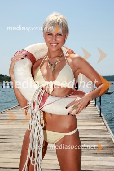 Monika Pučelj, pevkaMonika Pučelj, pevka na plaži v Portorožu