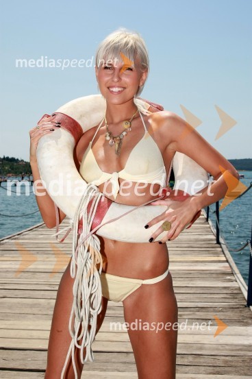 Monika Pučelj, pevkaMonika Pučelj, pevka na plaži v Portorožu