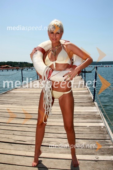 Monika Pučelj, pevkaMonika Pučelj, pevka na plaži v Portorožu