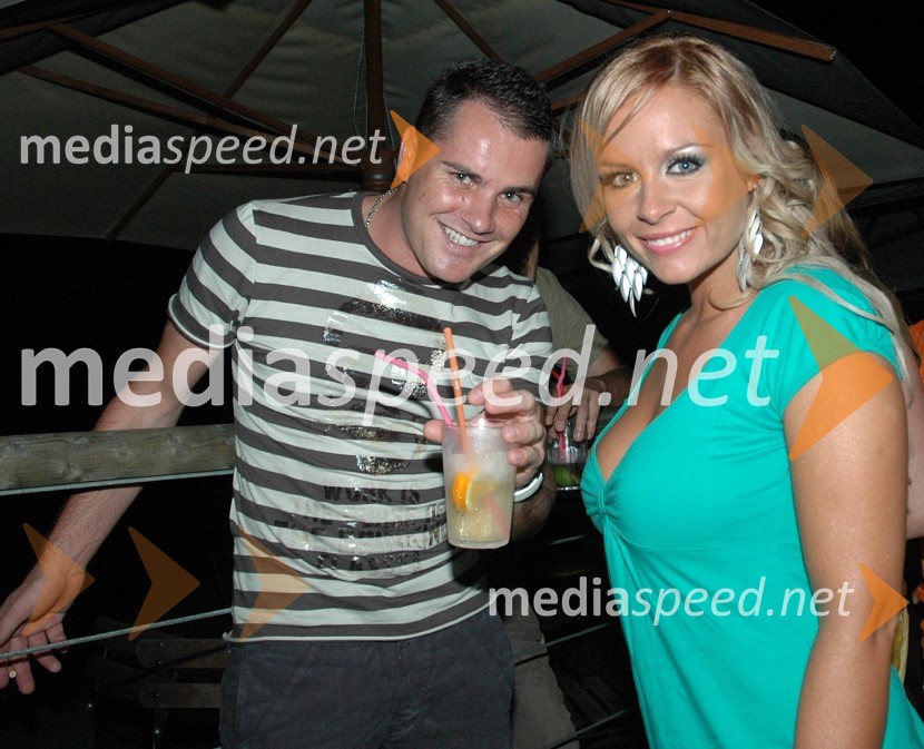 Fraj Toni in Špela Grošelj, skupina Atomik HarmonikPraznovanje rojstnega dne Alme Brdžanovič