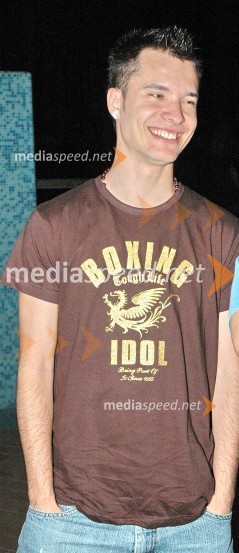 Denis, pevecPraznovanje rojstnega dne Alme Brdžanovič