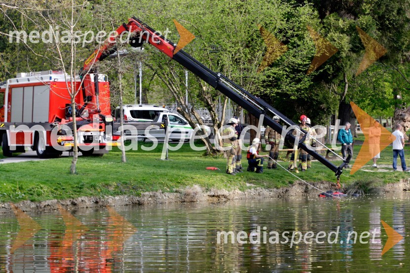 Iskalna akcija v mariborskem parku; gasilci; policijaIskalna akcija v mariborskem parku