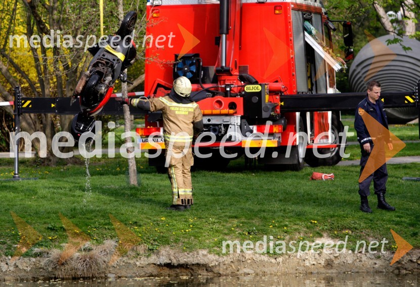 Iskalna akcija v mariborskem parku; gasilci; policijaIskalna akcija v mariborskem parku