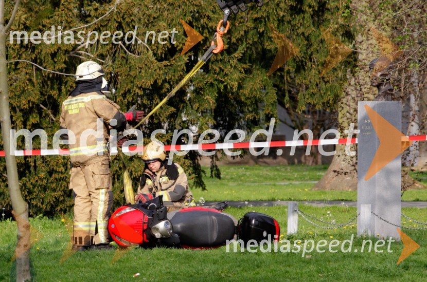Iskalna akcija v mariborskem parku; gasilciIskalna akcija v mariborskem parku