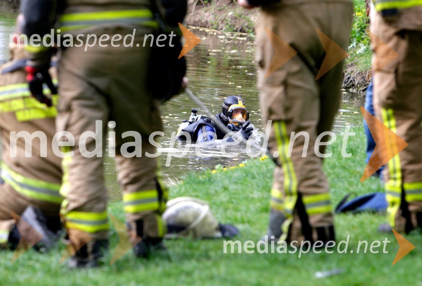 Iskalna akcija v mariborskem parku; gasilci; potapljačIskalna akcija v mariborskem parku