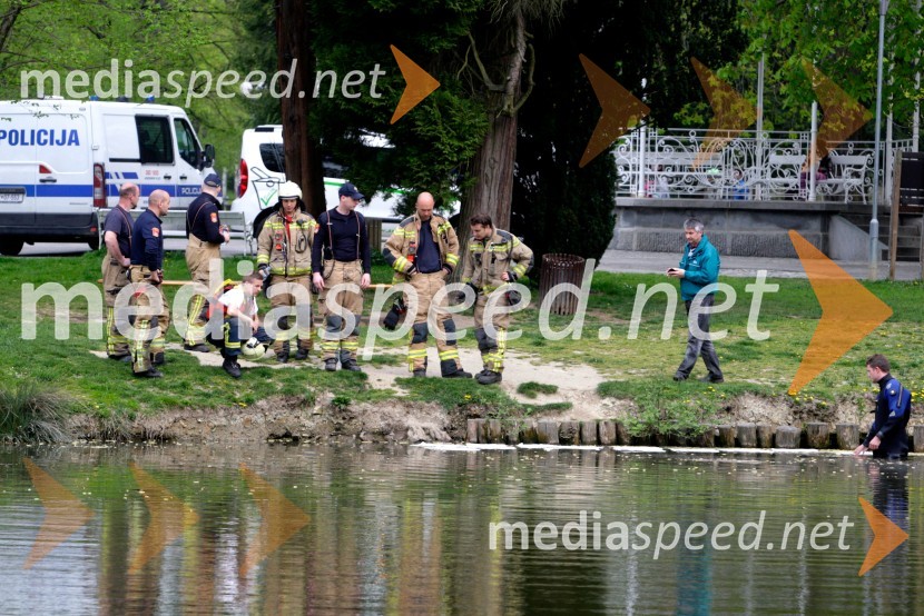 Iskalna akcija v mariborskem parku; gasilci; policija, potapljačiIskalna akcija v mariborskem parku