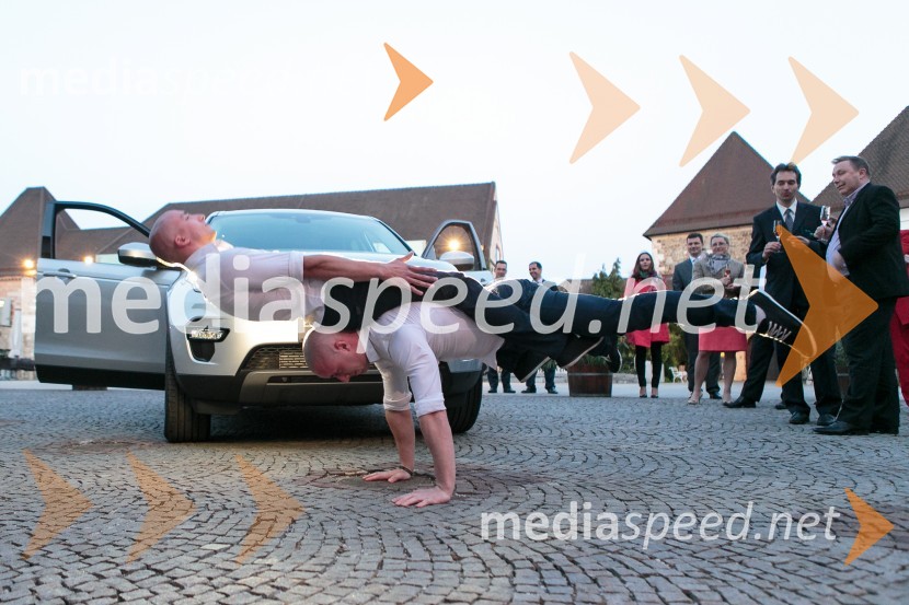  Filip Kržišnik, akrobat;  Blaž Slanič, akrobatLand Rover Discovery Sport, predstavitev za VIP goste