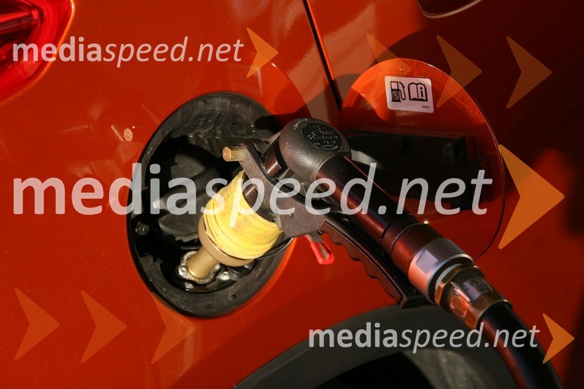 Opel Mokka 1.4 Turbo ECOTEC LPG Cosmo, točenje LPG goriva preko snemljivega adapterjaOpel Mokka 1.4 Turbo ECOTEC LPG Cosmo, mediaspeed test