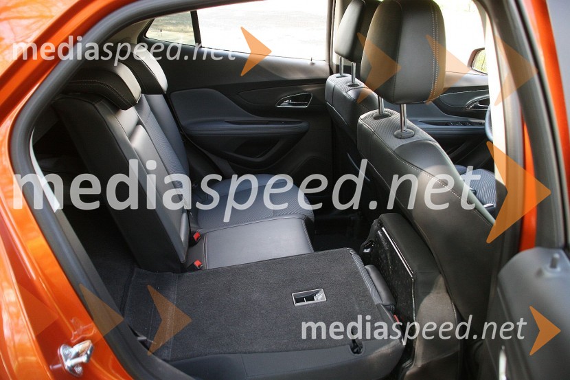 Opel Mokka 1.4 Turbo ECOTEC LPG Cosmo, zadnja klop je deljiva 1 in 2 tretjiniOpel Mokka 1.4 Turbo ECOTEC LPG Cosmo, mediaspeed test