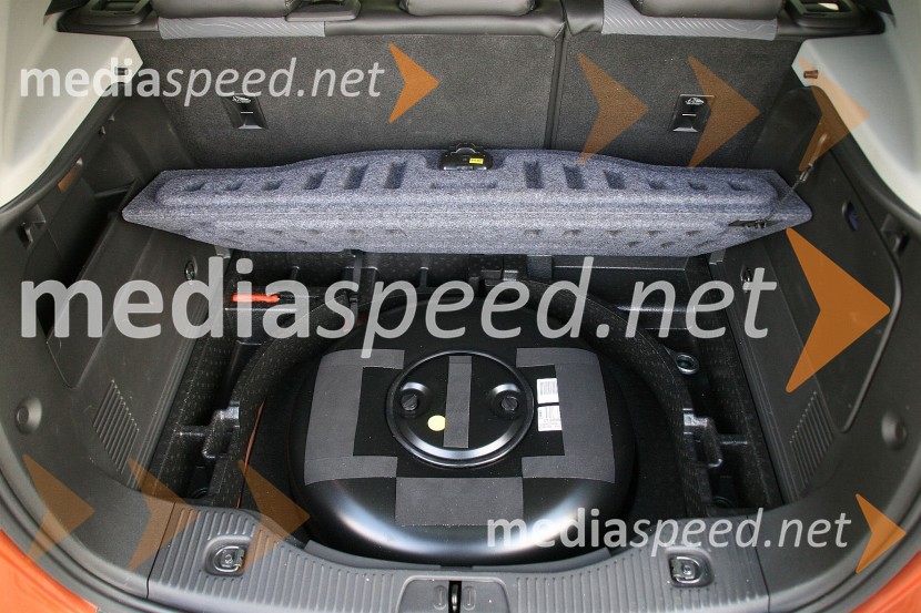 Opel Mokka 1.4 Turbo ECOTEC LPG Cosmo, plinski rezervoar je na mestu rezervnega kolesaOpel Mokka 1.4 Turbo ECOTEC LPG Cosmo, mediaspeed test