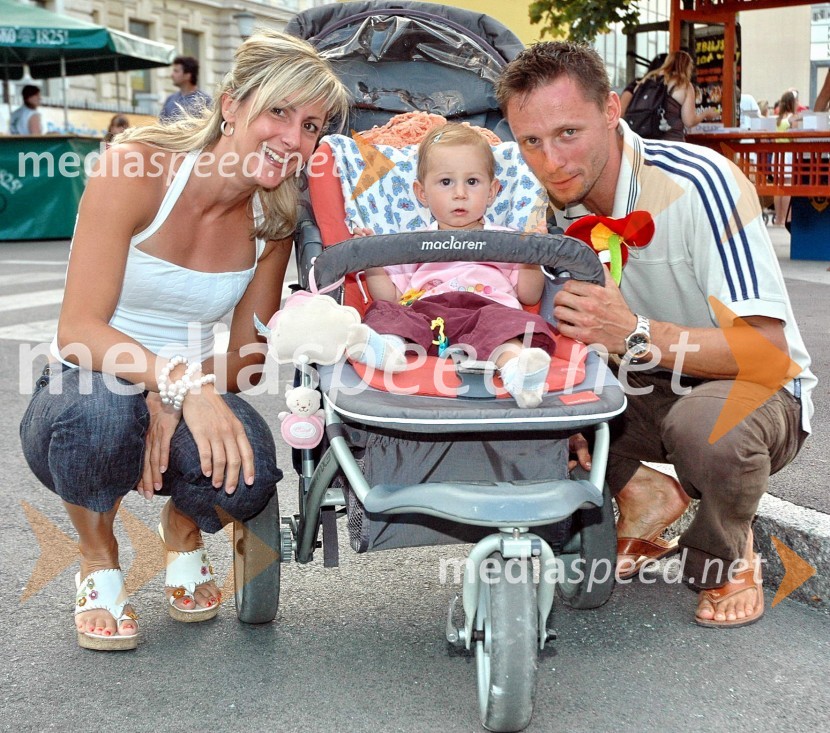 Alenka Bikar, atletinja s hčerko Piko in partnerjem Marjanom25. tradicionalna Kranjska noč 2007, 1. večer