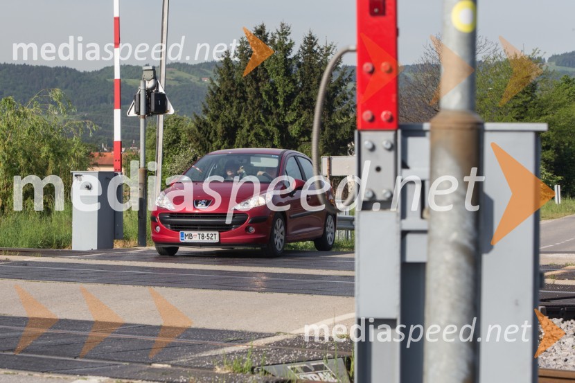 Test signalizacije in zapornice na železniškem prehodu v Mariboru