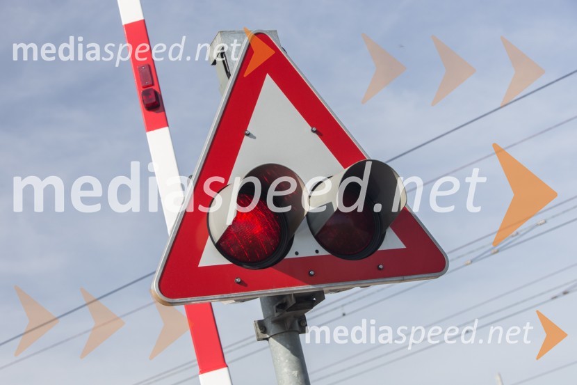 Test signalizacije in zapornice na železniškem prehodu v Mariboru