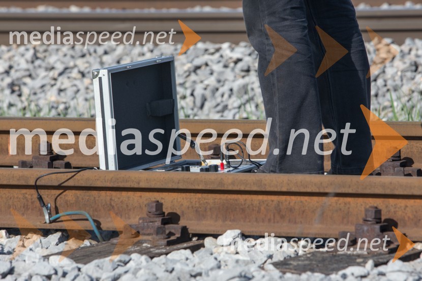 Test signalizacije in zapornice na železniškem prehodu v Mariboru