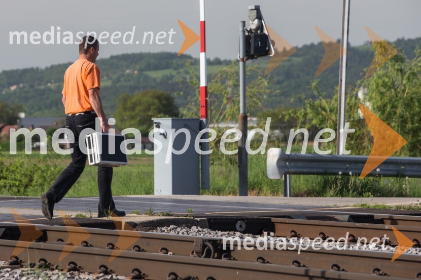Test signalizacije in zapornice na železniškem prehodu v Mariboru