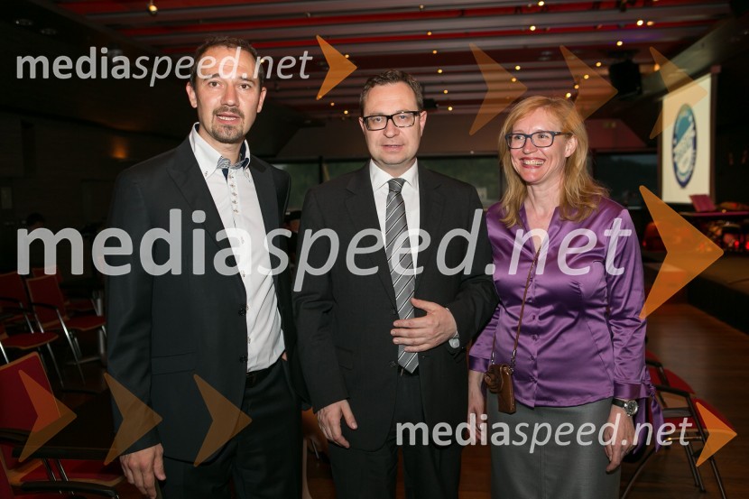  Mirko Štular, odgovorni urednik Val 202;  Marko Filli,  generalni direktor RTV Slovenija;  Laura Štraus Vuk, področje komuniciranja z novinarji, Založba Mladinska knjigaTrusted Brand 2015