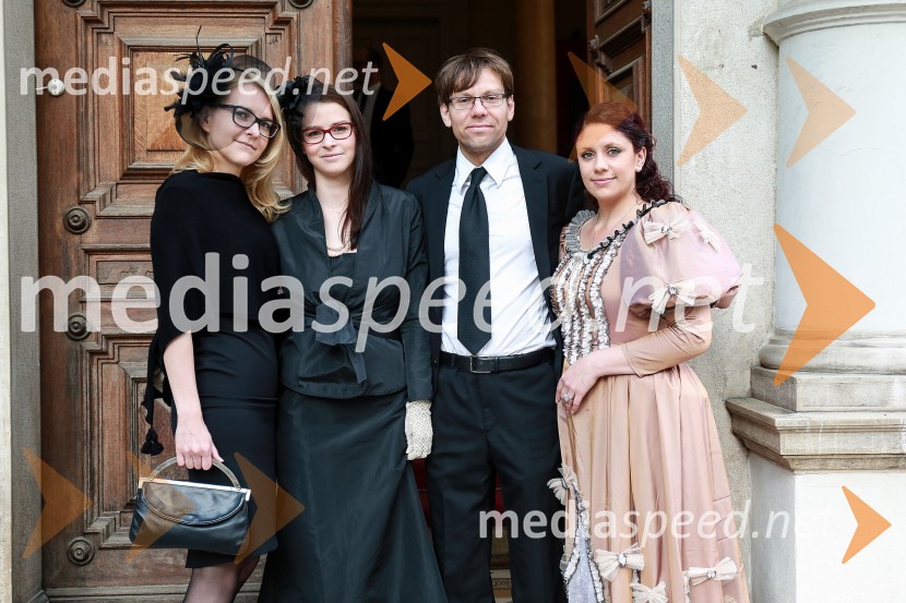  Katja Kerkez;  Meta Kerkez;  ... ;  Nina ŠtramecPles gospe Scherbaum v Muzeju NO Maribor