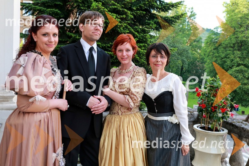  Nina Štramec;  ... ;  Dragica Jurkušek;  Marjetka Berlič, učiteljica zgodovine in mentorica, OŠ Draga Kobala MariborPles gospe Scherbaum v Muzeju NO Maribor