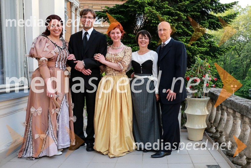  Dragica Jurkušek;  ... ;  Nina Štramec;  Marjetka Berlič, učiteljica zgodovine in mentorica, OŠ Draga Kobala Maribor;  ... Ples gospe Scherbaum v Muzeju NO Maribor