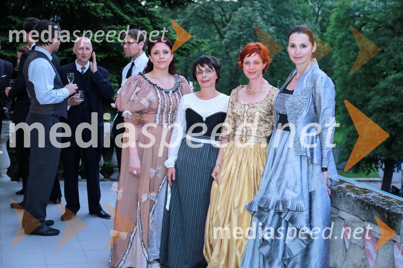  Nina Štramec;  Marjetka Berlič, učiteljica zgodovine in mentorica, OŠ Draga Kobala Maribor;  Dragica Jurkušek;  Milena Antonič, Zavod za varstvo kulturne dediščine SlovenijePles gospe Scherbaum v Muzeju NO Maribor