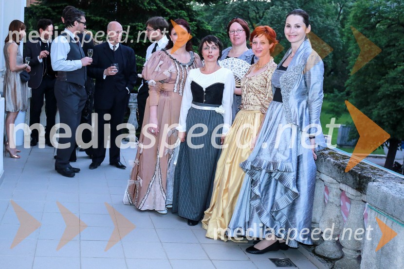  Nina Štramec;  Marjetka Berlič, učiteljica zgodovine in mentorica, OŠ Draga Kobala Maribor; dr. Aleksandra  Berberih Slana, direktorica Muzeja narodne osvoboditve Maribor;  Dragica Jurkušek;  Milena Antonič, Zavod za varstvo kulturne dediščine SlovenijePles gospe Scherbaum v Muzeju NO Maribor