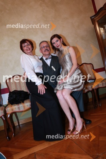  Marjetka Berlič, učiteljica zgodovine in mentorica, OŠ Draga Kobala Maribor;  Miha Kacafura, fotograf;  Petra Greiner Merlak, ustanoviteljica Zavoda 13Ples gospe Scherbaum v Muzeju NO Maribor