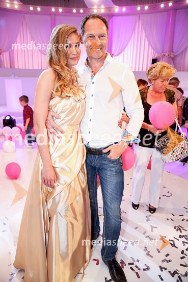  Tara Zupančič, voditeljica;  Jože Potrebuješ, skupina ČukiPopolna poroka, finalna oddaja